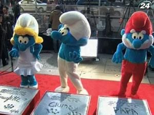 Смурфики залишили відбитки своїх рук на знаменитій Алеї Смурфики залишили відбитки своїх рук на знаменитій Алеї