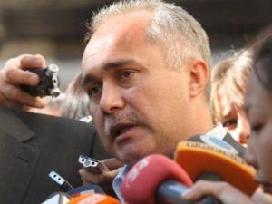 На заседание принесли список свидетелей, которых необходимо допросить На заседание принесли список свидетелей, которых необходимо допросить