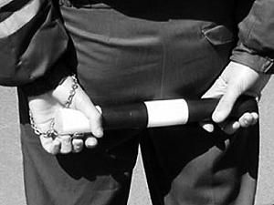 У Харкові вантажівка наїхала на інспектора ДАІ У Харкові вантажівка наїхала на інспектора ДАІ