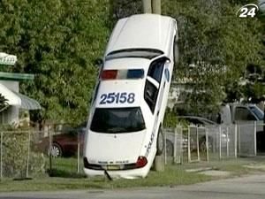 Полицейский "припарковал" машину на электрический столб Полицейский "припарковал" машину на электрический столб