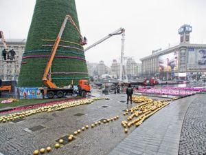 Столичну ялинку "роздягають" Столичну ялинку "роздягають"