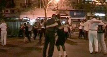Сотни пар станцевали танго на улицах Буэнос-Айреса