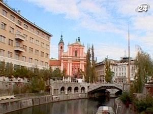 Fitch понизит рейтинги семи стран Еврозоны Fitch понизит рейтинги семи стран Еврозоны