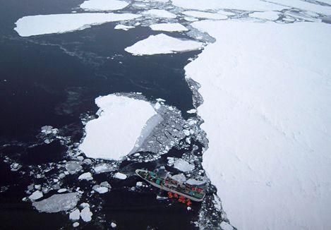 С аварийного траулера "Спарта" продолжают откачивать воду С аварийного траулера "Спарта" продолжают откачивать воду