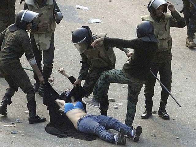 Египетские солдаты избили женщин во время протестов в Каире