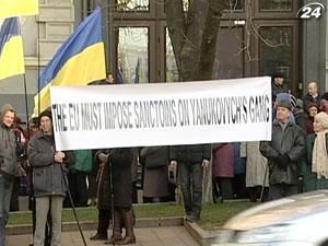 Возле Администрации Президента прошел митинг с требованием освободить Тимошенко Возле Администрации Президента прошел митинг с требованием освободить Тимошенко