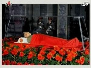 Телебачення КНДР показало тіло Кім Чен Іра в скляній труні