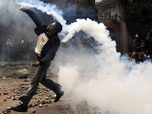 Тахрір: Сили безпеки намагаються відтіснити демонстрантів Тахрір: Сили безпеки намагаються відтіснити демонстрантів