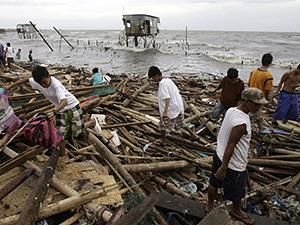 Філіппіни: Жертв стихії ховають у масових могилах