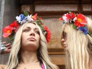 Активисток FEMEN белорусские КГБшники ночью вывезли в лес, раздели и оставили Активисток FEMEN белорусские КГБшники ночью вывезли в лес, раздели и оставили