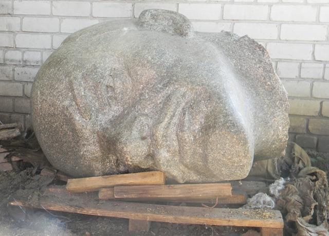 В Черкассах суд обязал власти вернуть памятник Ленину