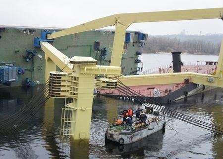 Плавучий кран в Киеве начали резать на куски Плавучий кран в Киеве начали резать на куски