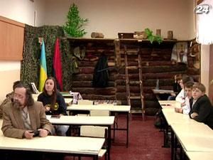 Ученики одной из Львовских школ теперь на уроки идут в повстанческий тайник Ученики одной из Львовских школ теперь на уроки идут в повстанческий тайник