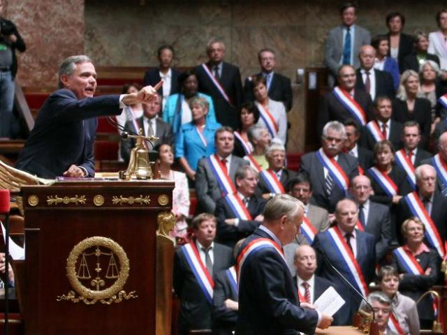 Французы в 2012 году начнут экономить