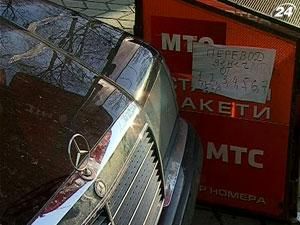 У центрі Сімферополя Mercedes вилетів на автобусну зупинку У центрі Сімферополя Mercedes вилетів на автобусну зупинку