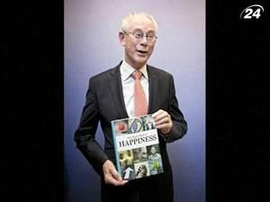 Герман ван Ромпей разослал мировым лидерам "Книгу Счастья" Герман ван Ромпей разослал мировым лидерам "Книгу Счастья"