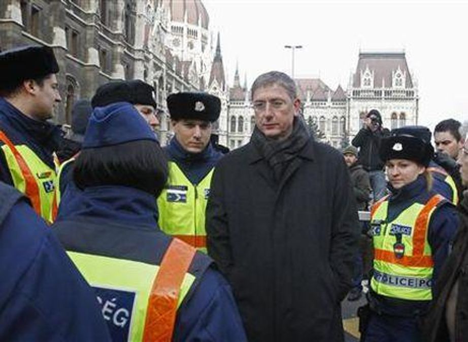 В Угорщині поліція вигнала з акції протесту екс-прем'єра В Угорщині поліція вигнала з акції протесту екс-прем'єра