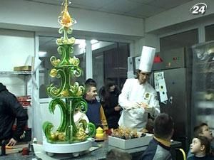В Ужгороде изготовили сладкую полутораметровую елку В Ужгороде изготовили сладкую полутораметровую елку