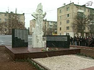 Крим: на місці зруйнованого вибухом будинку відкрили меморіал загиблим Крим: на місці зруйнованого вибухом будинку відкрили меморіал загиблим