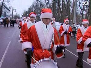 Десант Дідів Морозів пройшовся вулицями Чернігова Десант Дідів Морозів пройшовся вулицями Чернігова