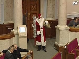 К народным избранникам наведался Дед Мороз К народным избранникам наведался Дед Мороз