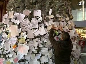 Мешканці Рима зносять до ялинки листівки з бажаннями Мешканці Рима зносять до ялинки листівки з бажаннями
