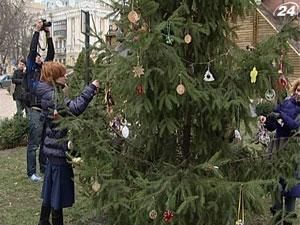 Елку в столичном сквере украсили самодельными эко-игрушками Елку в столичном сквере украсили самодельными эко-игрушками