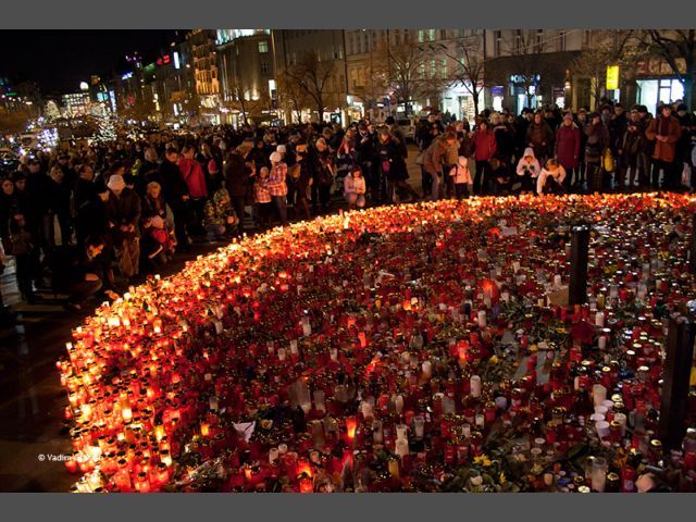 Жители Чехии прощаются с Вацлавом Гавелом Жители Чехии прощаются с Вацлавом Гавелом