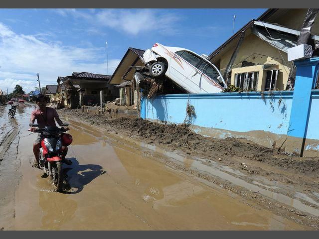 Филиппинцы после шторма "Ваши" Филиппинцы после шторма "Ваши"