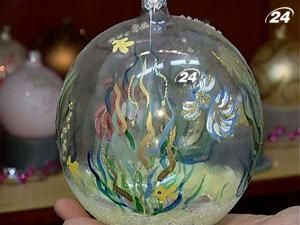 Фабрика ялинкових прикрас у Клавдієво виготовляє кульки вручну Фабрика ялинкових прикрас у Клавдієво виготовляє кульки вручну