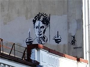 На киевском доме появилась Тимошенко Рядом подпись - Бэнкси На киевском доме появилась Тимошенко Рядом подпись - Бэнкси