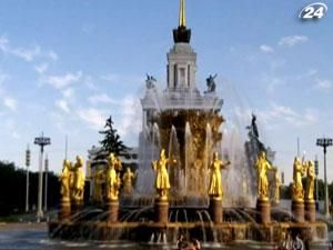 Фонтан Дружбы Народов до сих пор привлекает посетителей Фонтан Дружбы Народов до сих пор привлекает посетителей