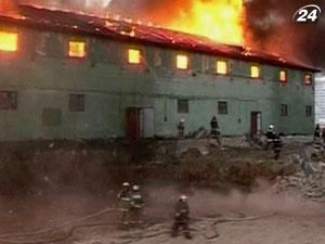 В России почти полностью сгорел крупный вещевой рынок В России почти полностью сгорел крупный вещевой рынок