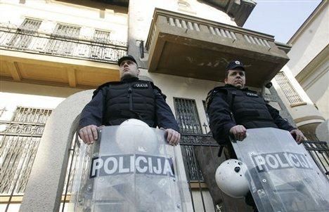 У Сербії поліцейські прийшли під уряд вимагати більшої зарплатні