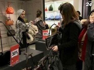 Тисячі лондонців штурмують магазини в день розпродажу Тисячі лондонців штурмують магазини в день розпродажу