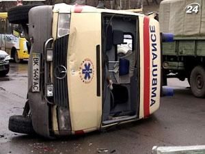 У Рівному перекинулась "швидка", яка везла породіллю з немовлям У Рівному перекинулась "швидка", яка везла породіллю з немовлям