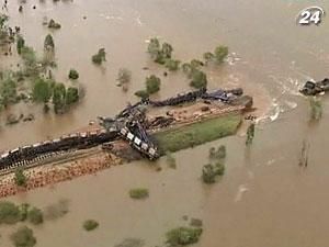 На півночі Австралії повені знесли з мосту вантажний поїзд
