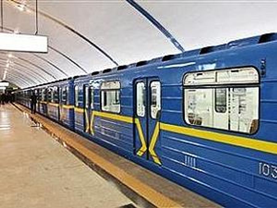 Азаров відкрив нову станцію київського метро Азаров відкрив нову станцію київського метро