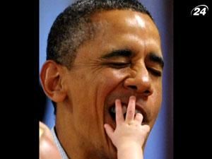 Малыш сунул пальцы в рот Обаме во время фотосъемки Малыш сунул пальцы в рот Обаме во время фотосъемки