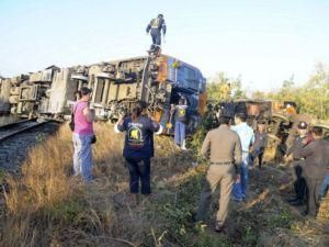 Таиланд: скорый поезд протаранил пикап и скатился, 124 раненых Таиланд: скорый поезд протаранил пикап и скатился, 124 раненых