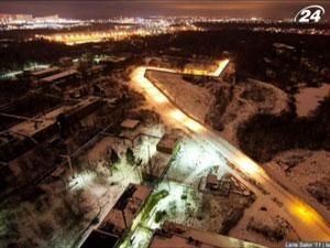 Российские блоггеры проникли на секретный завод через дыру в заборе Российские блоггеры проникли на секретный завод через дыру в заборе