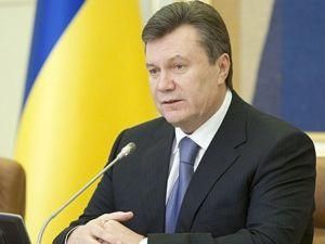 Янукович підписав закон, що збільшує вік держслужбовців та дипломатів