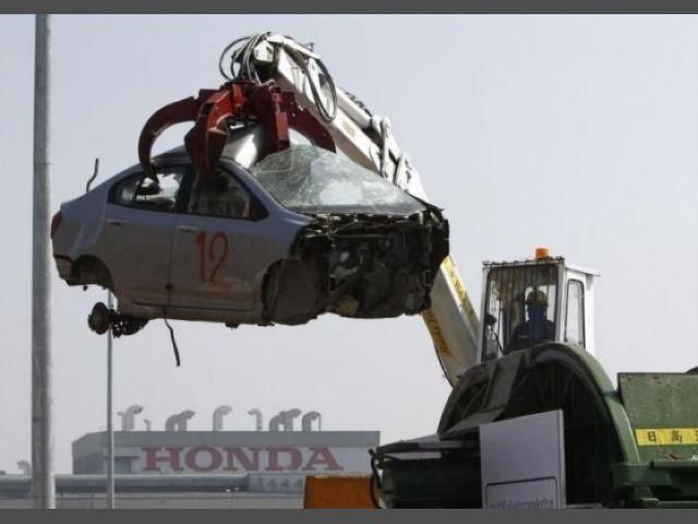 Тысячи новых машин "Honda" из-за наводнения попадают под пресс Тысячи новых машин "Honda" из-за наводнения попадают под пресс