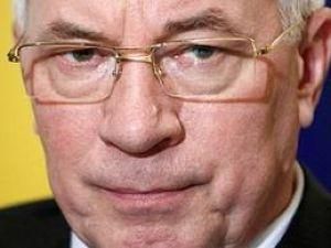 Азаров: Кількість службових автомобілів в Україні скоротять удвічі 