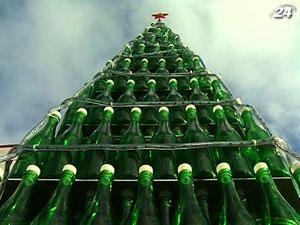 Новогоднюю елку создали из пустых бутылок из-под шампанского