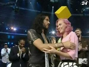 Шлюб Кеті Перрі та Рассела Бренда "тріщить по швах" Шлюб Кеті Перрі та Рассела Бренда "тріщить по швах"