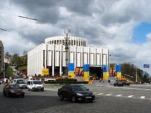 В Киеве утром "Мерседес" сбил гаишника и скрылся В Киеве утром "Мерседес" сбил гаишника и скрылся