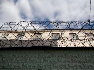 Возле Харьковской колонии сторонники уже ждут Тимошенко Возле Харьковской колонии сторонники уже ждут Тимошенко