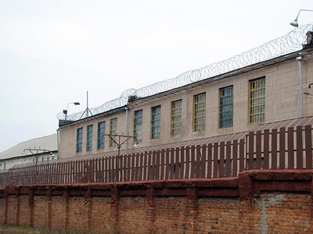 Біля Качанівської колонії Тимошенко чекали журналісти та прихильники. Фото Біля Качанівської колонії Тимошенко чекали журналісти та прихильники. Фото