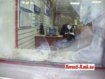 В Николаеве взорвали витрину "ПриватБанка"